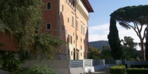 Restauro di Villa Salviati, Firenze: facciata esterna con torre e giardino circostante