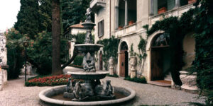 Restauro di Villa Monastero, Varenna: cortile con fontana a tre vasche e ingresso coperto di edera